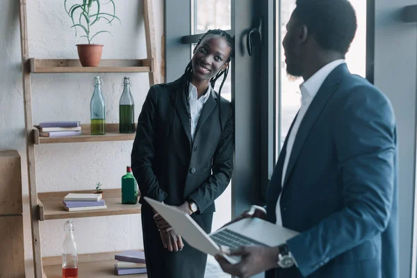 Sorridente Empresário Afro Americano Com Laptop Colega Por Perto Café — Fotografia de Stock