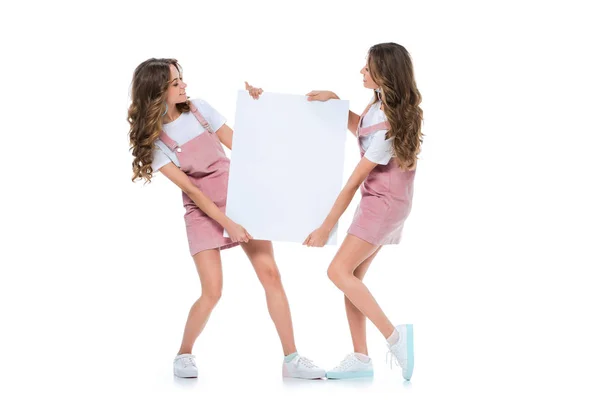 Gelukkig Aantrekkelijke Jonge Tweelingen Houden Leeg Bord Geïsoleerd Wit — Stockfoto