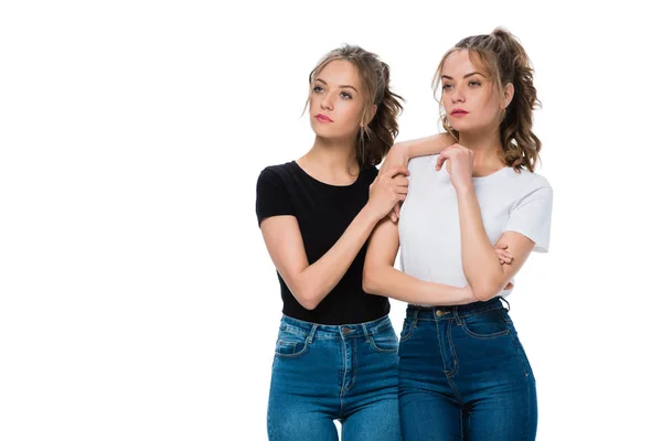 Fundersam Attraktiva Unga Tvillingar Tittar Bort Isolerade Vit — Stockfoto