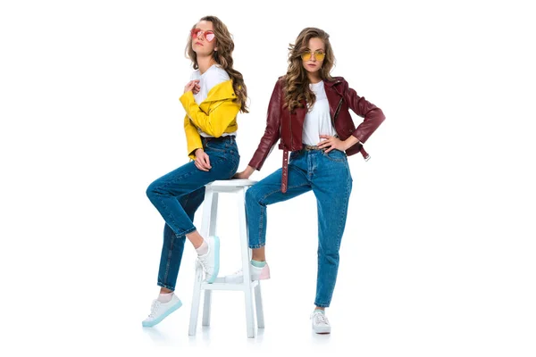 Gêmeos Elegantes Atraentes Jaquetas Couro Óculos Sol Com Cadeira Madeira — Fotografia de Stock