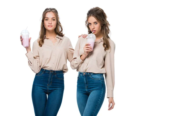 Atraentes Jovens Gêmeos Bebendo Batidos Isolados Branco — Fotografia de Stock