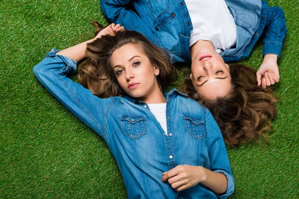 Bovenaanzicht Van Aantrekkelijke Jonge Tweelingen Liggend Groen Gras — Stockfoto