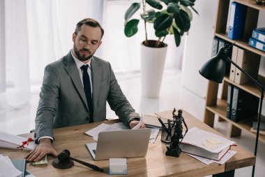 dizüstü bilgisayar ve office belgelerinde işyerinde rüşvet almakla gözlük avukat