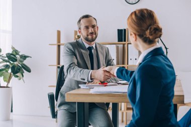 İş ortakları ofiste tokalaşırken