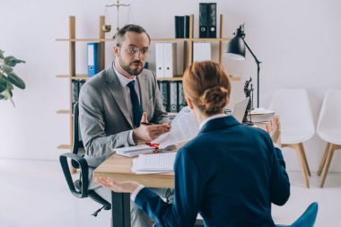 İşyeri ofis sözleşme tartışırken avukatların kısmi görünümü