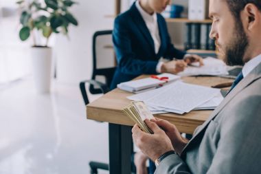 avukat Doları banknot el ve office işyerinde meslektaşım ile seçici odak