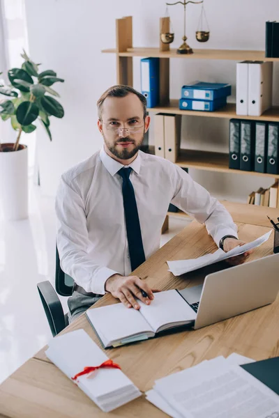 Portret Van Advocaat Met Zittend Werkplek Met Laptop Office Documenten — Stockfoto