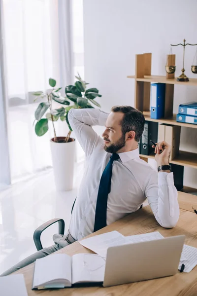 Advogado Alongamento Enquanto Sentado Local Trabalho Com Laptop Escritório — Fotografia de Stock Grátis