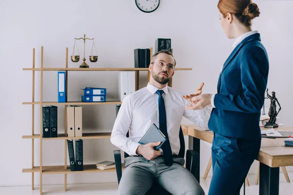 Advogados Que Discutem Trabalho Conjunto Local Trabalho — Fotografia de Stock