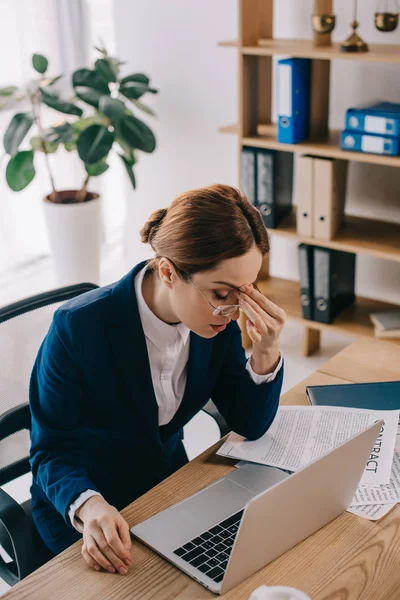 Tired Female Lawyer Workplace Documents Laptop Office — Stock Photo, Image