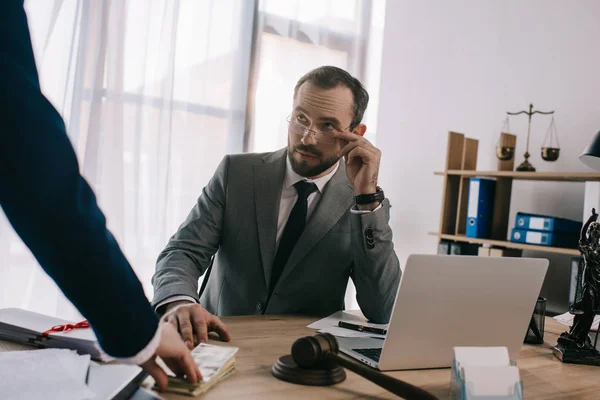 Partial View Lawyer Giving Bribe Colleague Workplace Office — Stock Photo, Image