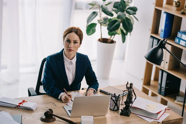 Vrouwelijke Advocaat Pak Werkplek Met Laptop Hamer Femida Kantoor — Stockfoto