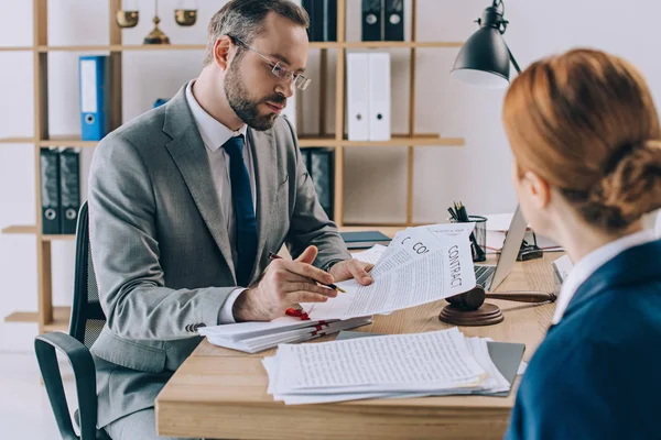 Teilansicht Von Anwälten Bei Vertragsgesprächen Arbeitsplatz Büro — Stockfoto