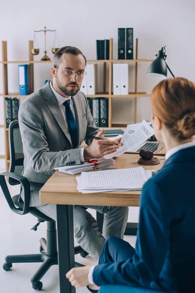 Gedeeltelijke Weergave Van Advocaten Overeenkomst Bespreken Tijdens Bijeenkomst Office — Stockfoto