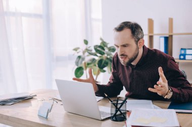 duygusal işadamı işyeri ofis dizüstü bilgisayar ekranında arıyorsunuz