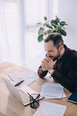 dalgın işadamı işyeri ofis dizüstü bilgisayar ekranında arıyorsunuz