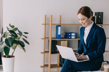 Dizüstü bilgisayarda çalışıyor