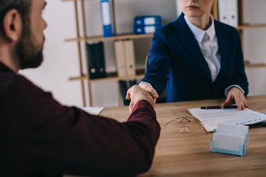 işkadını ve istemci üzerinde office toplantıda el sıkışan kırpılmış atış
