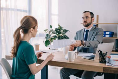 işadamı ve ofis toplantı sırasında sözleşme tartışırken istemci