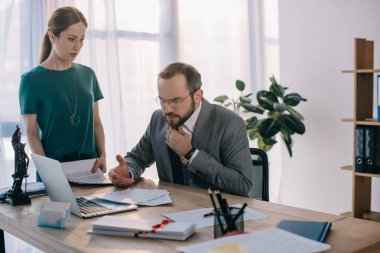 avukat ve işyeri ofis dizüstü bilgisayar ile müşteri odaklı