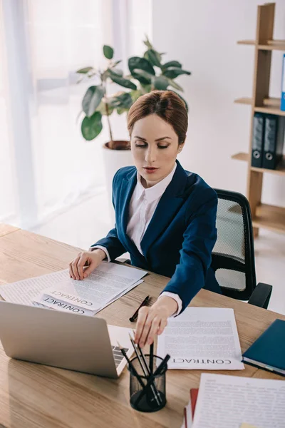 Focused Businesswoman Suit Doing Paperwork Workplace Office — Free Stock Photo