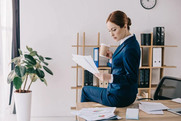 Seitenansicht Einer Fokussierten Geschäftsfrau Mit Papieren Und Coffee Tisch Büro — Stockfoto