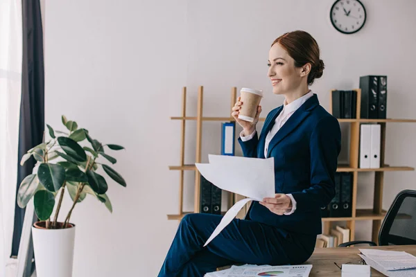 Mujer de negocios sonriente — Foto de Stock