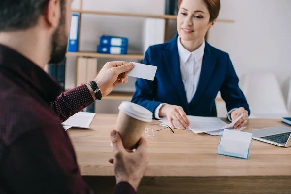 Delvis Skymd Utsikt Över Klient Med Tomt Kort Och Affärskvinna — Stockfoto