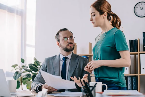 Geschäftsmann Und Kunde Besprechen Vertrag Bei Treffen Büro — Stockfoto