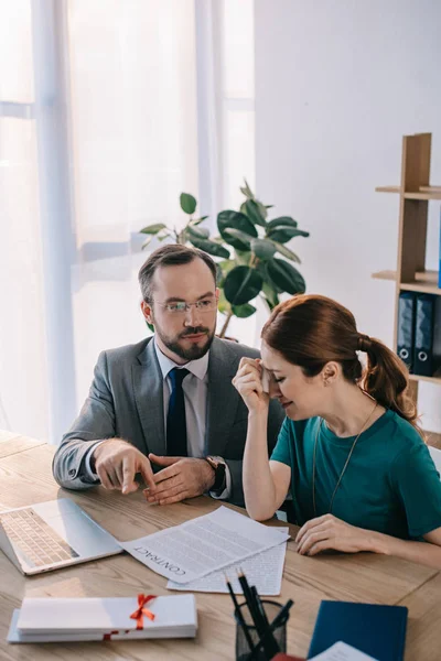 Geschäftsmann Und Weinender Kunde Besprechen Vertrag Bei Treffen Büro — Stockfoto