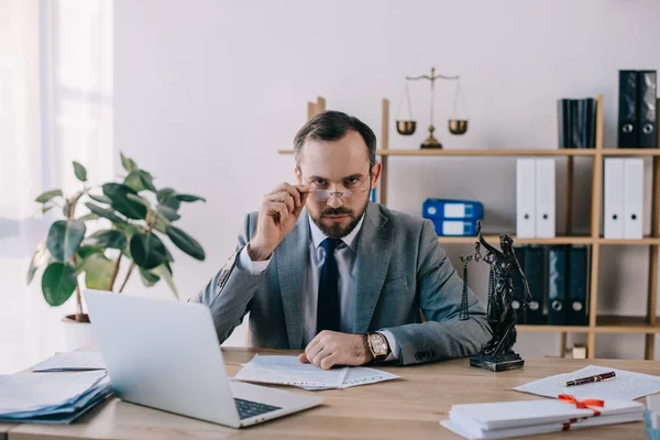 Portret Prawnik Garnitur Okulary Miejscu Pracy Femida Laptopa Biurze — Zdjęcie stockowe