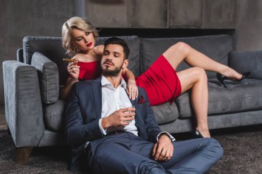 baştan çıkarıcı kaç takım elbise ve gece sigara ve viski bardağı tutan elbisesi içinde 