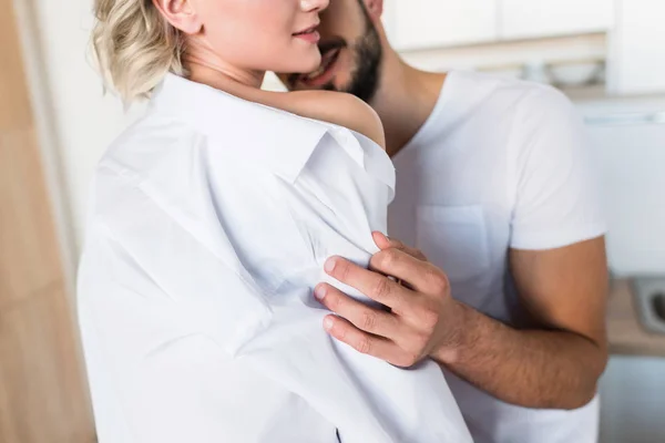 Plan Recadré Sourire Jeune Homme Embrassant Petite Amie Sexy — Photo
