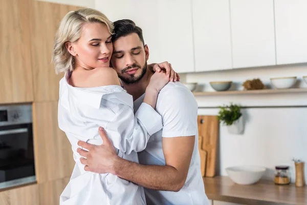 Glücklich Sinnlich Junges Paar Umarmt Küche — Stockfoto