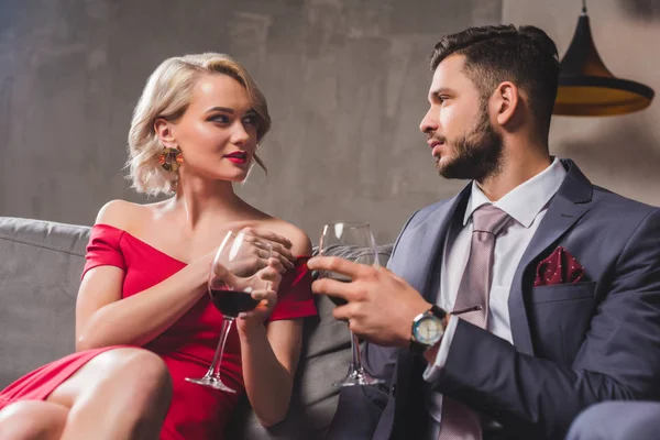 Seductive Young Couple Holding Glasses Wine Looking Each Other — Stock Photo, Image