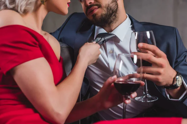 Recortado Disparo Sexy Elegante Pareja Beber Vino Juntos — Foto de Stock