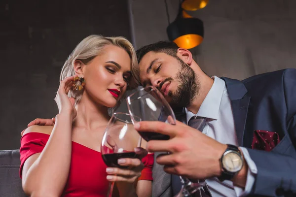 Sensual Elegante Jovem Casal Beber Vinho Tinto Juntos — Fotografia de Stock