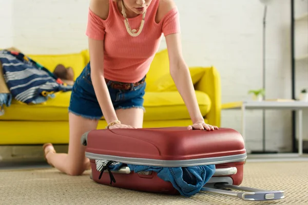 Vista Cortada Mala Embalagem Menina Para Viagem — Fotografia de Stock