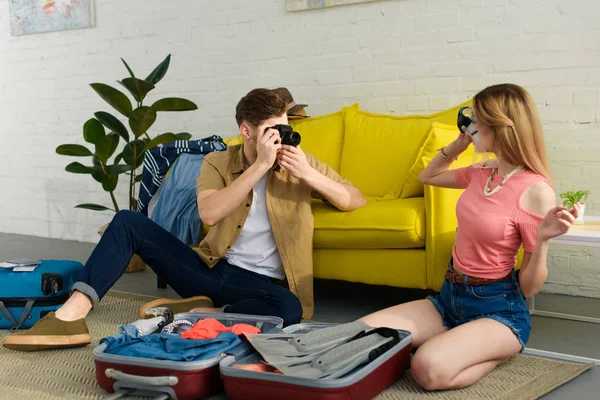 Man Nemen Foto Van Vriendin Snorkelen Masker Thuis — Gratis stockfoto