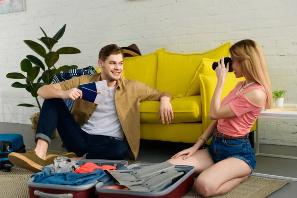 Meisje Nemen Foto Van Haar Vriendje Met Paspoorten Vliegtickets — Stockfoto