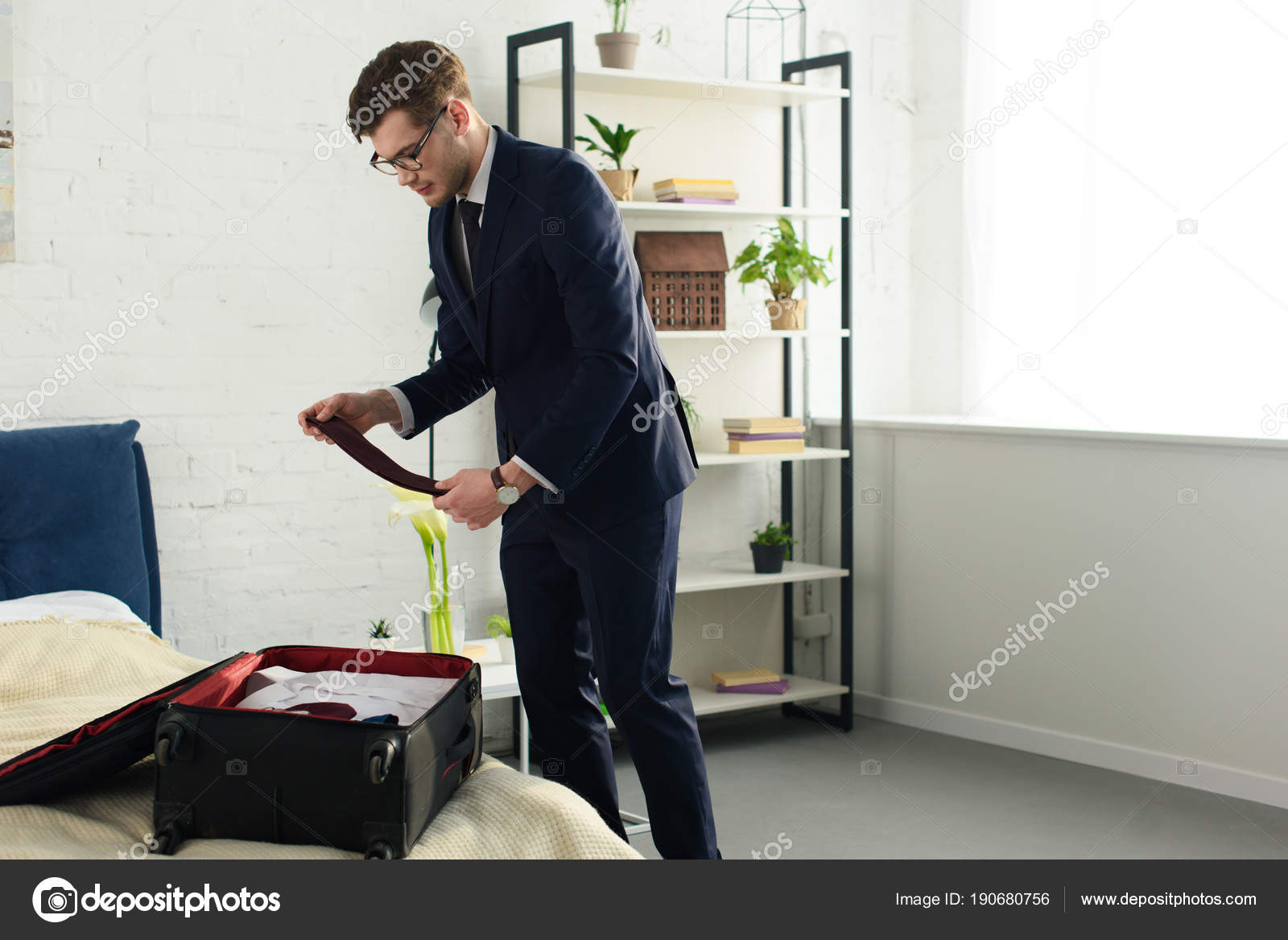 Yatak Odasında Seyahat Çantası Ambalaj Takım Elbiseli