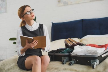 bavul yatağa paketleme süre dalgın işkadını holding planlayıcısı