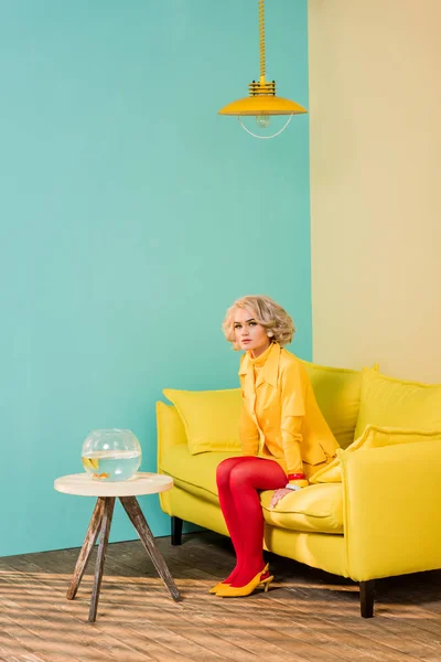 Woman Bright Retro Clothing Resting Sofa Colorful Apartment Doll House — Stock Photo, Image