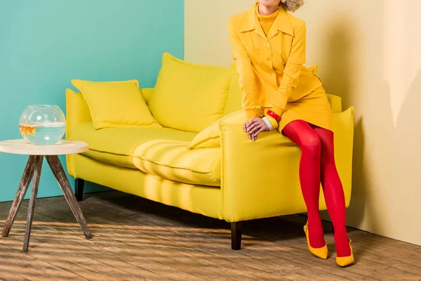 彩色公寓沙发上的复古服装女性镜头 娃娃屋概念 — 图库照片