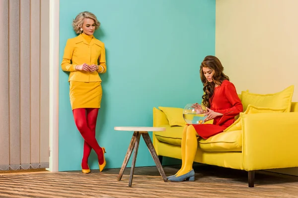 Young Retro Styled Women Colorful Apartment Yellow Sofa Aquarium Fish — Stock Photo, Image