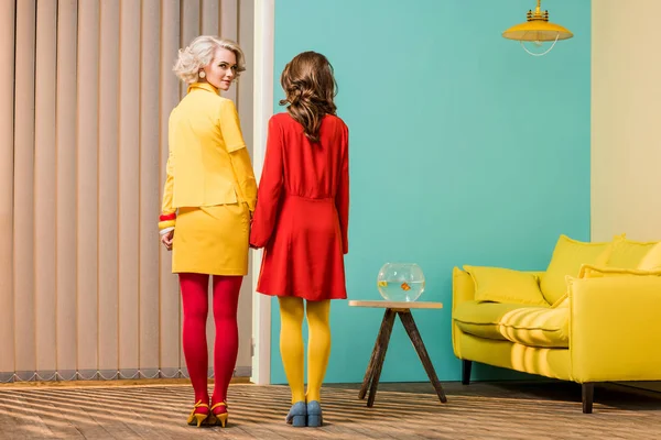 Baksidan Kvinnor Ljusa Retro Stil Kläder Håller Händerna Färgglada Lägenhet — Stockfoto