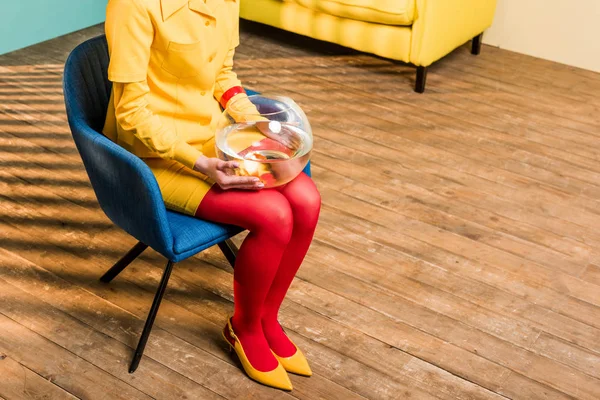 Vista Parcial Mujer Ropa Retro Con Peces Oro Acuario Sentado — Foto de Stock