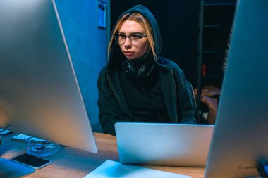 Genç cüppeli kadın hacker kötü amaçlı yazılım geliştirme