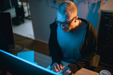 karanlık odada kötü amaçlı yazılım geliştirme hacker yüksek açılı görünüş