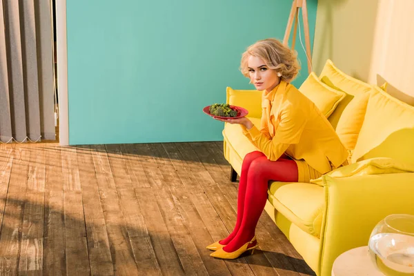 Retro Styled Woman Broccoli Plate Resting Sofa Bright Apartment Doll — Stock Photo, Image
